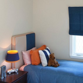 مصباح برتقالي فوق سرير أزرق