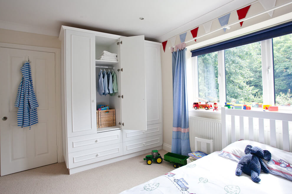 ארון לבן עם דלת פתוחה בחדר של ילד