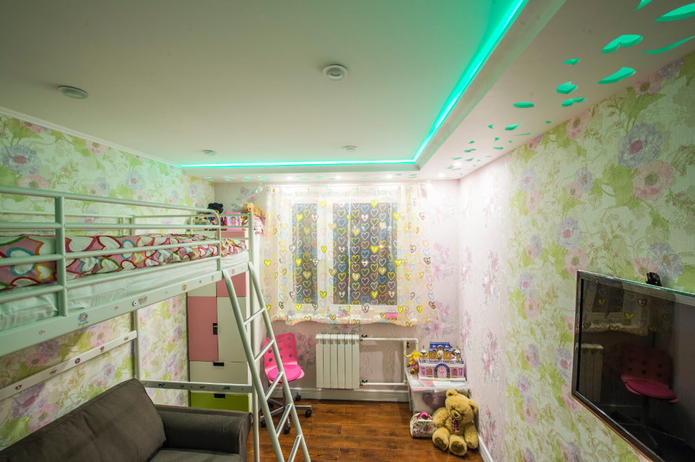 إضاءة ملونة من السقف في غرفة الأطفال