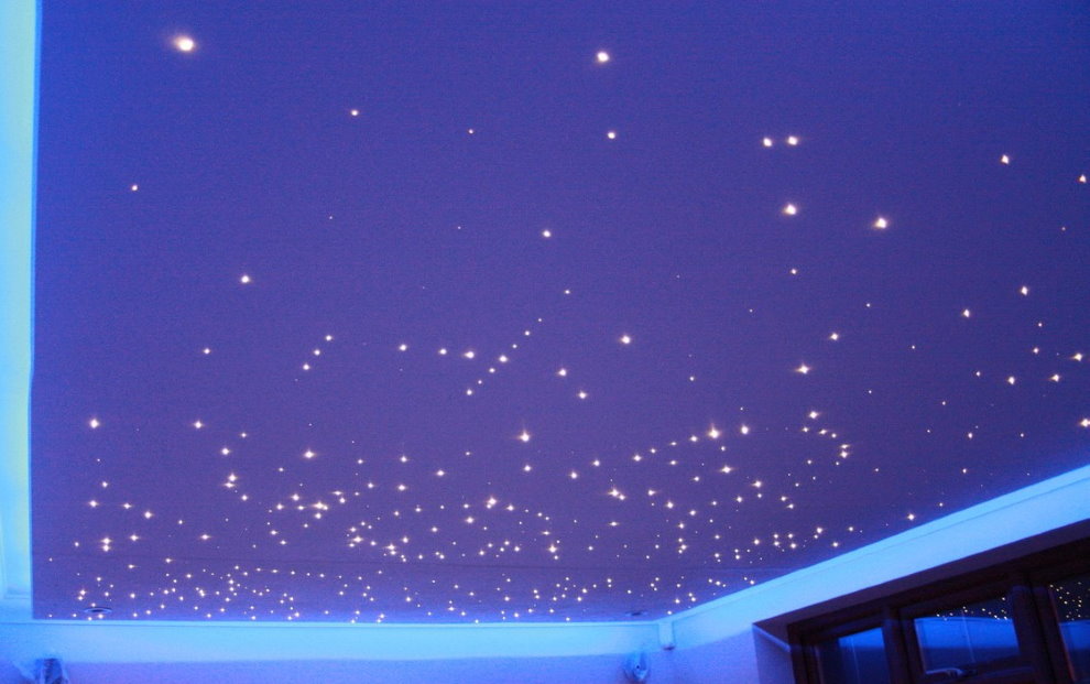 ניאון מאיר כוכבים על התקרה בחדר הילדים