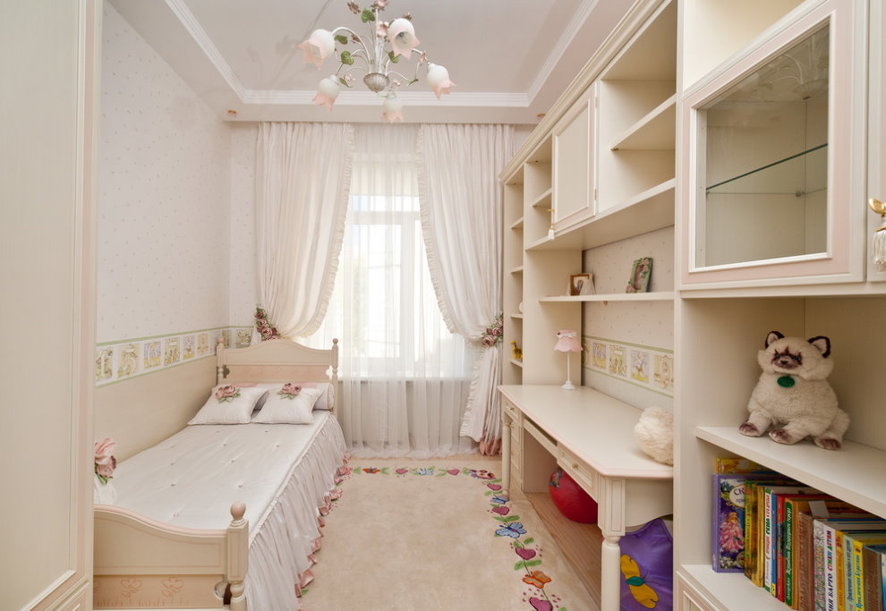 שטיח מואר בחדר קטן לילדה