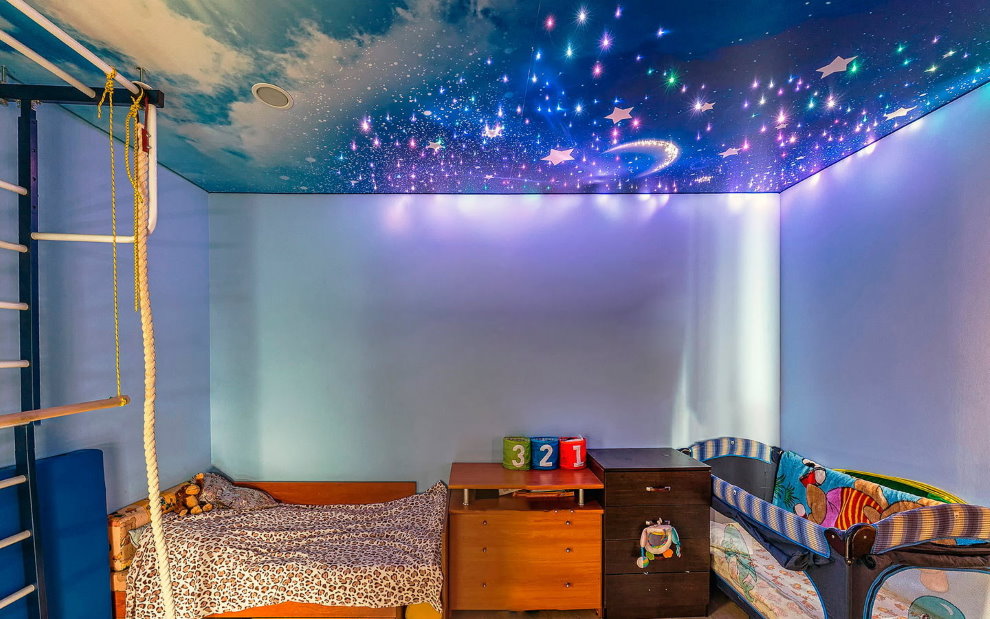غرفة للأطفال مع سقف سماء نجمية