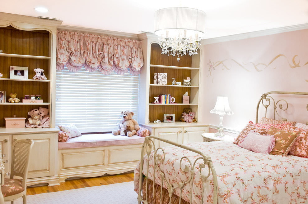חדר ילדה בסגנון פרובנס עם וילונות קצרים