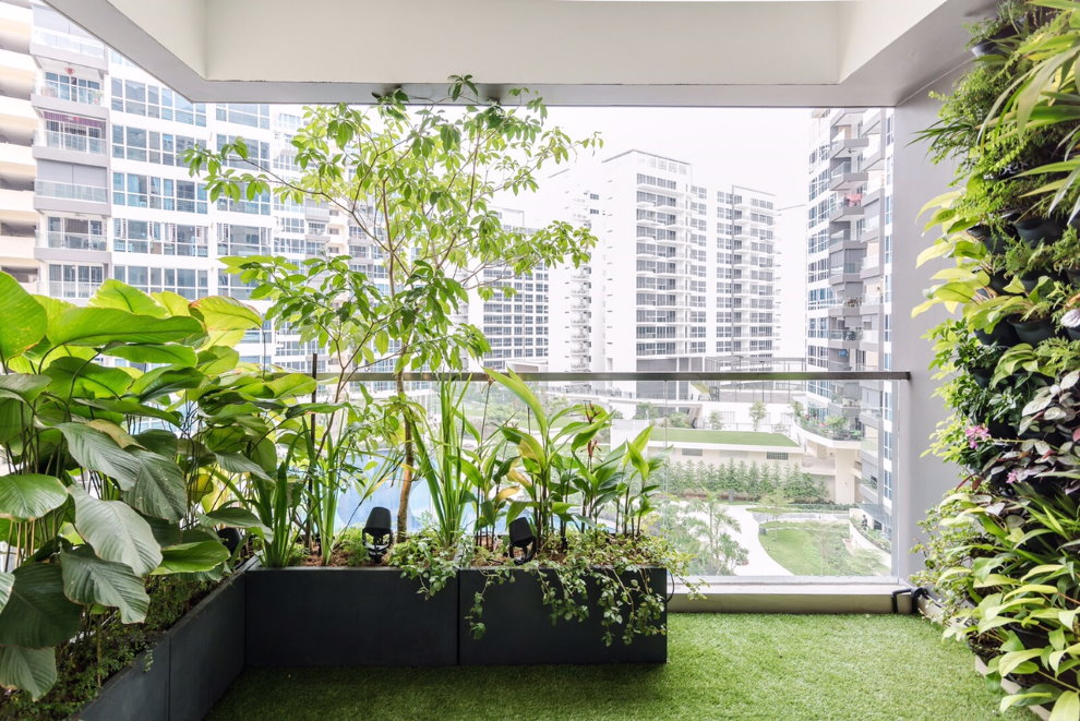 Plantas verdes en la logia de un edificio de apartamentos.