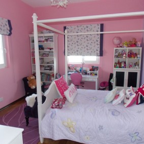 غرفة مريحة مع جدران وردية