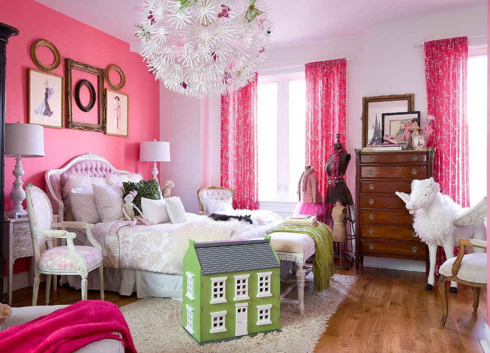الجدار الوردي وراء رأس السرير