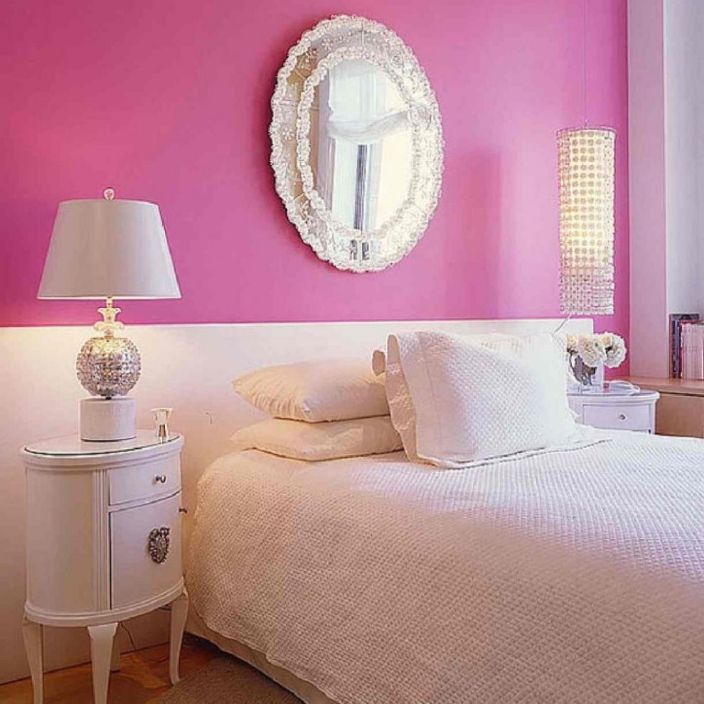 الجدار الأبيض والوردي وراء السرير في غرفة النوم