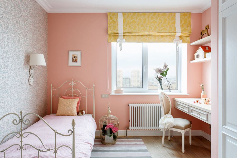 غرفة أطفال صغيرة باللون الوردي