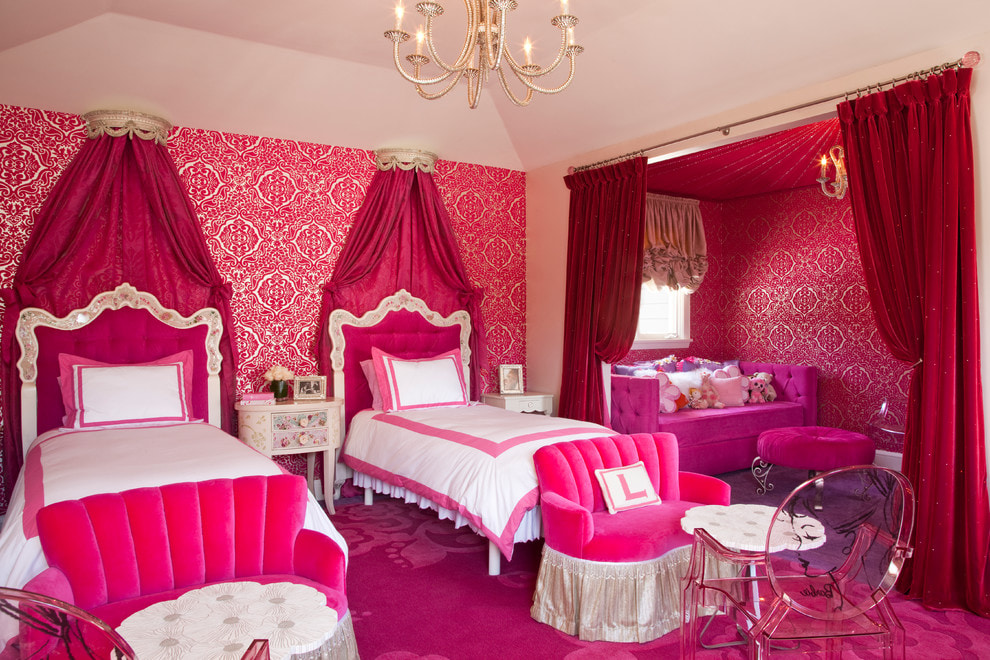 النسيج الوردي الداكن في غرفة لفتاتين
