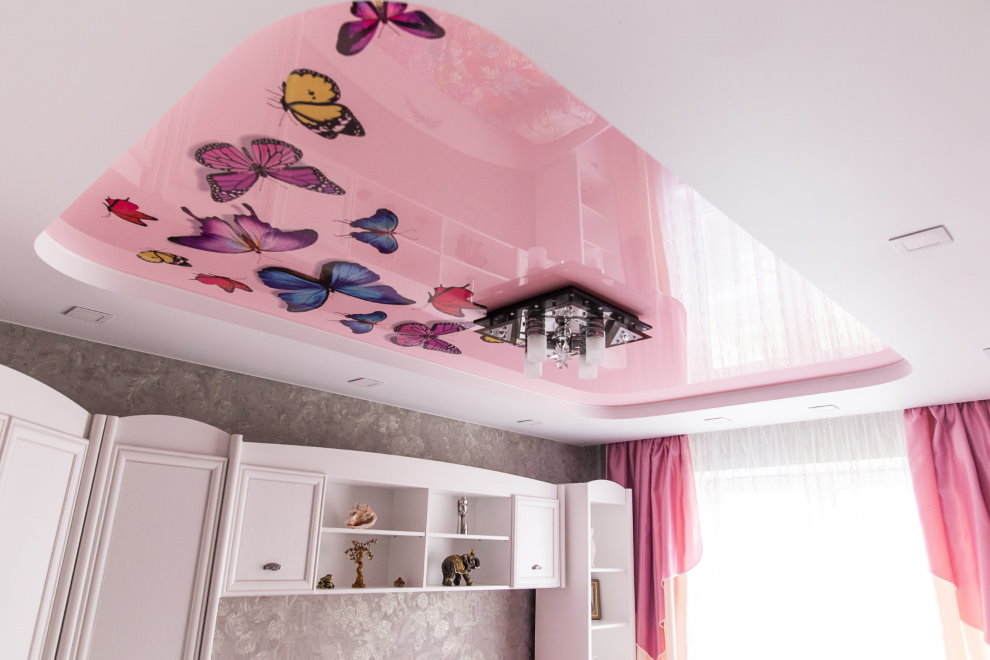 سقف وردي مع طباعة الصور في غرفة الأطفال
