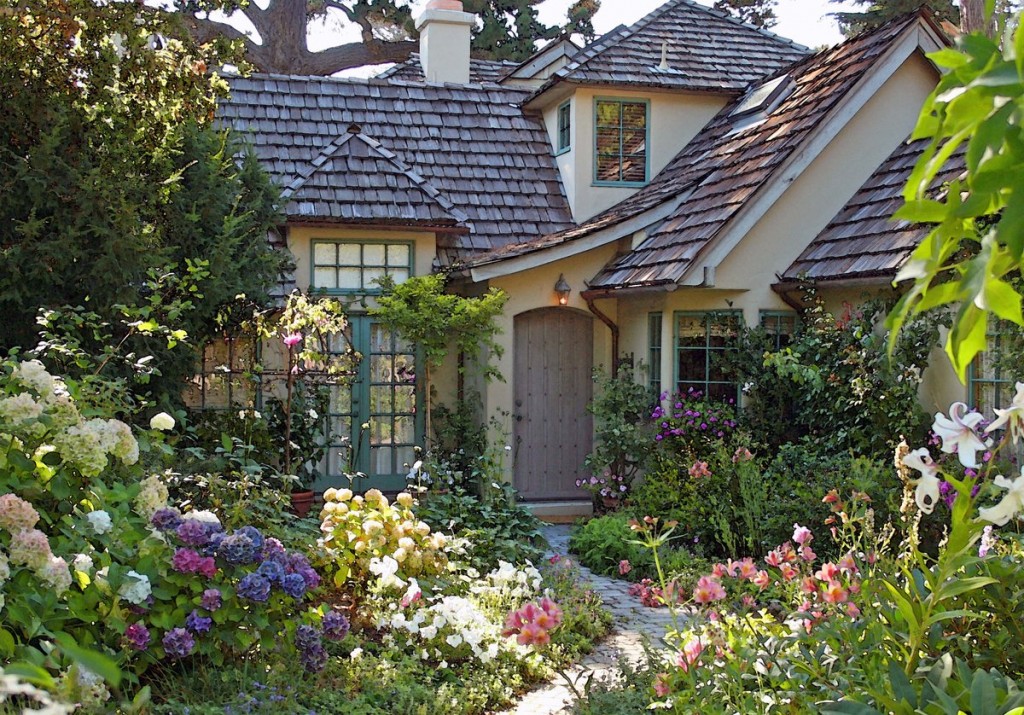Una pequeña casa en un jardín al estilo de la Provenza.