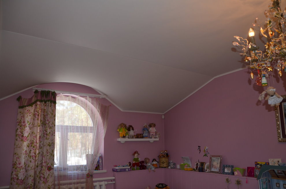 سقف أبيض في غرفة العلية لفتاة صغيرة