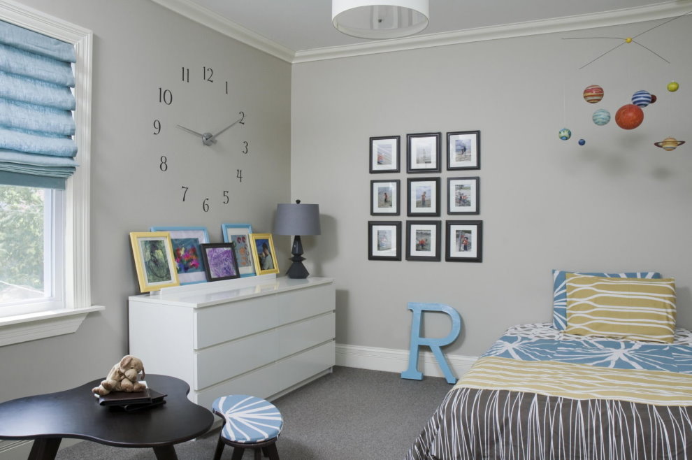 غرفة أطفال متوسطة الحجم مع جدران مطلية باللون الرمادي