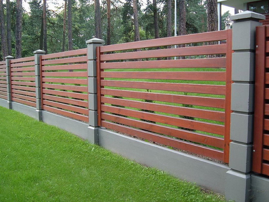 Planches brunes sur poteaux de clôture gris