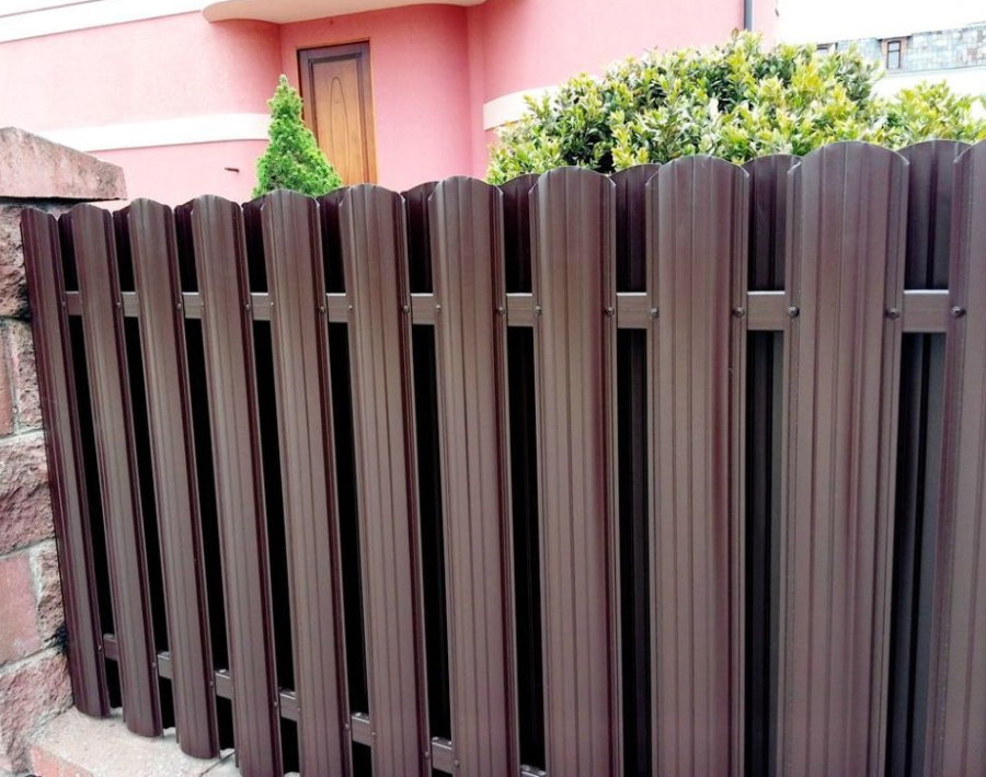 Blind fence made of metal picket fence
