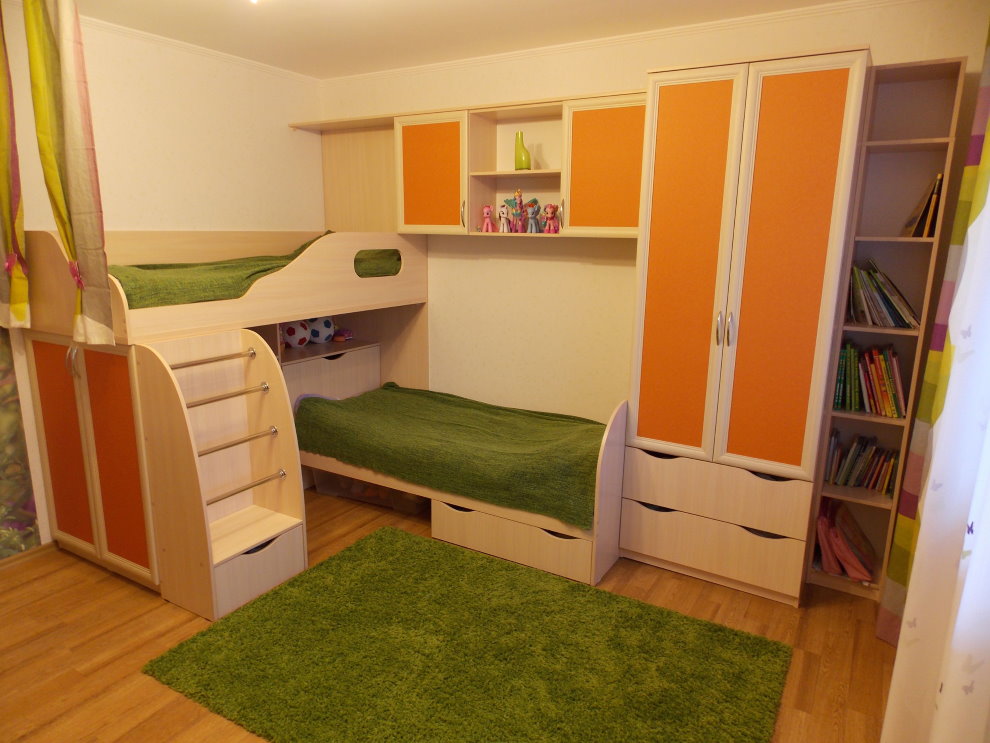 خزانة ملابس مع أبواب برتقالية في غرفة النوم لطفلين