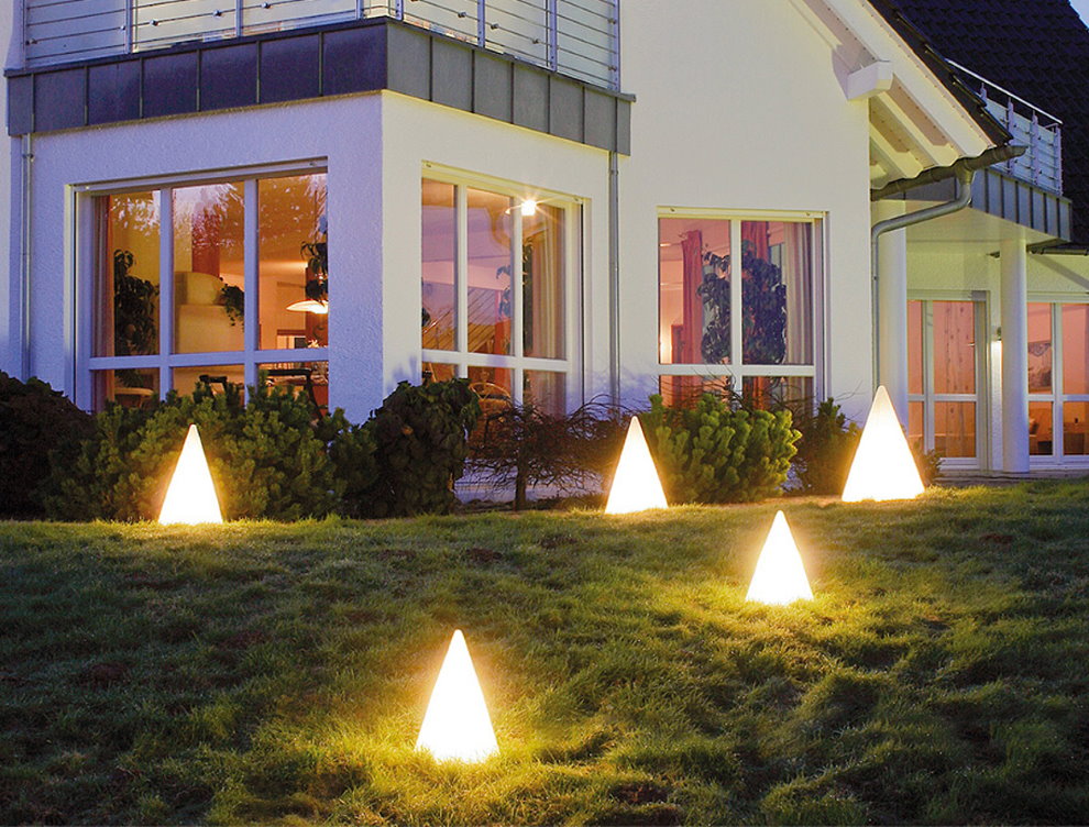 Piramis lámpák a gyepen a ház előtt