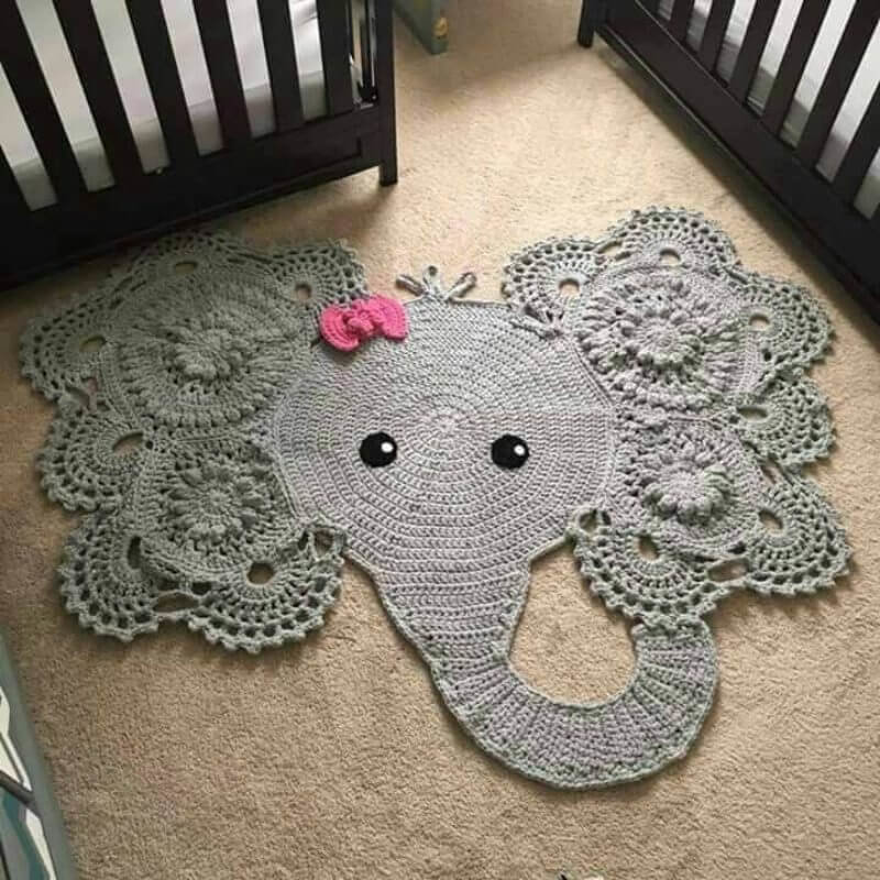 سجادة محبوكة على شكل فيل أمام أسرة الأطفال