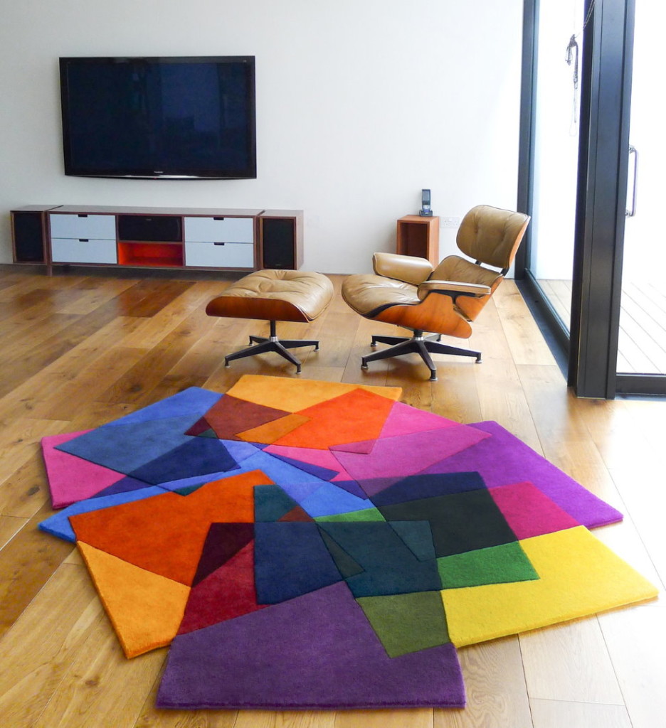 שטיח סמרטוטים צבעוניים בקומת הסלון