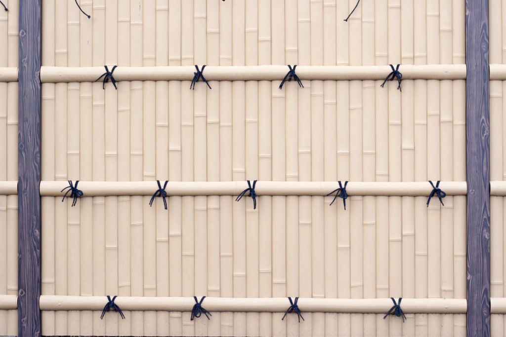 גדר PVC עם חיקוי של יתדות במבוק