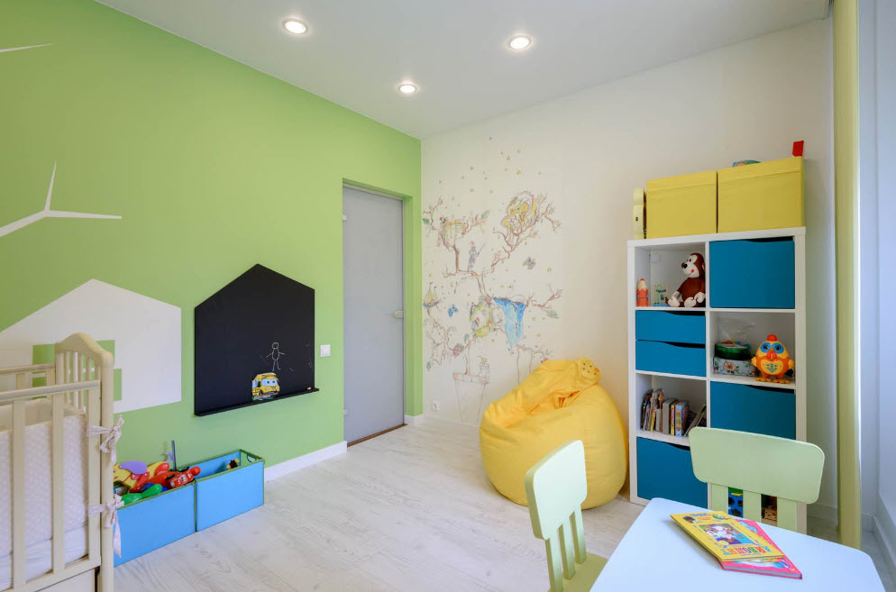 جدار غرفة خضراء فاتحة لطفل صغير