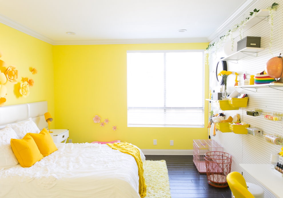 غرفة صفراء وبيضاء لفتاة