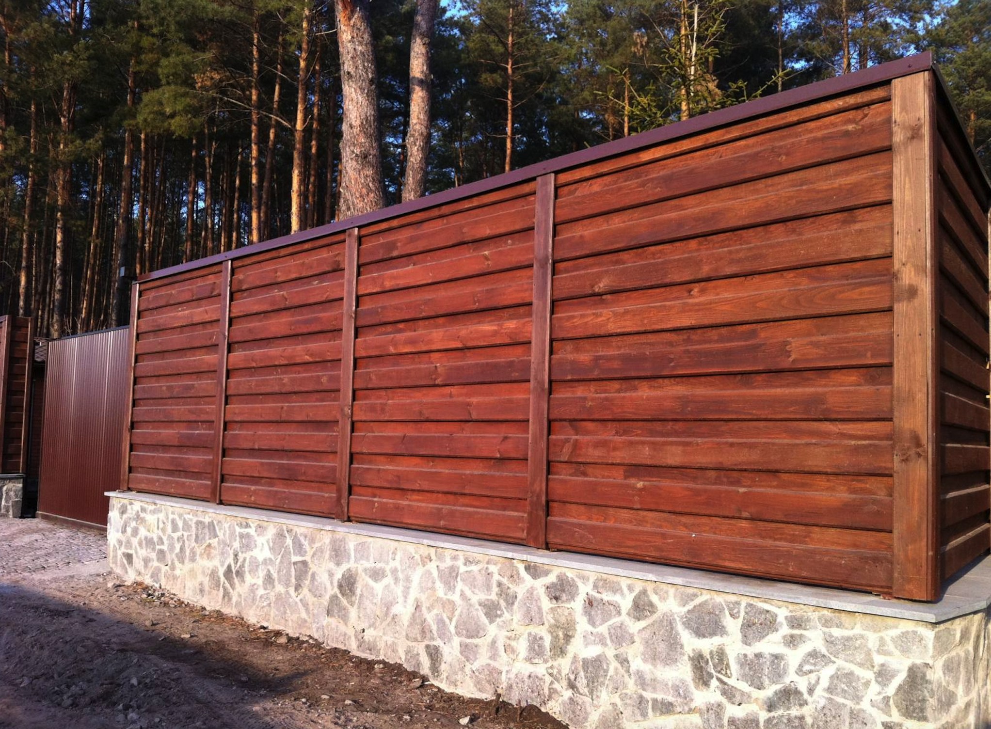 clôture en bois bordée