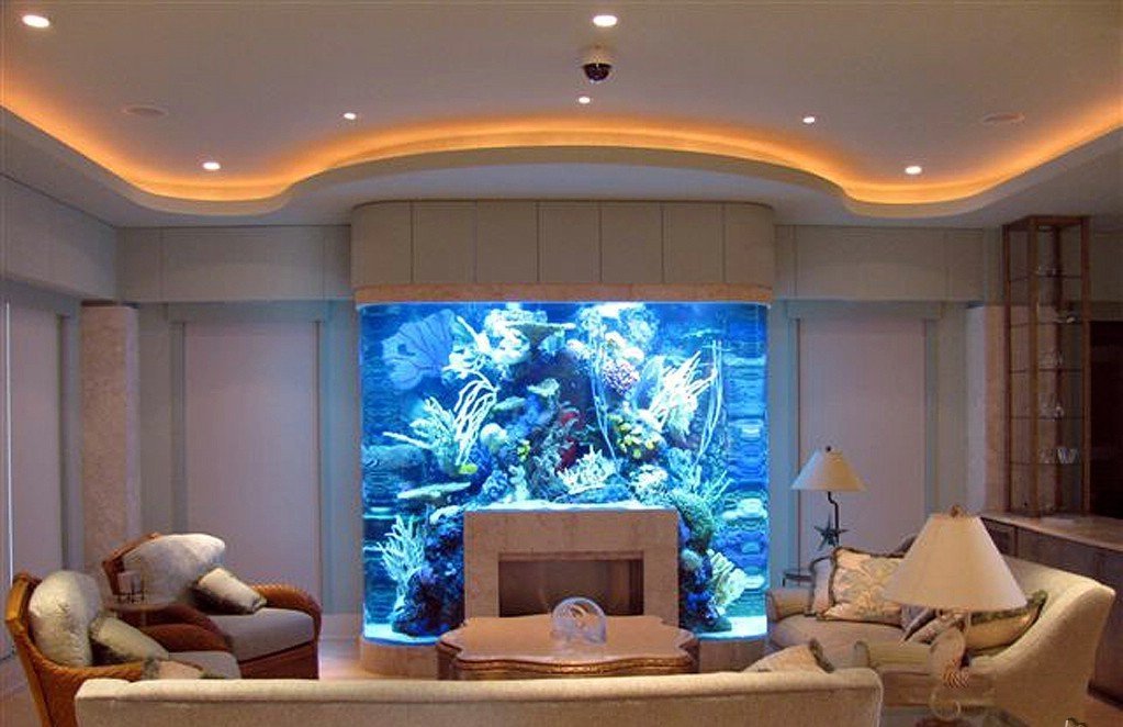 Interior da sala de estar com lareira e aquário