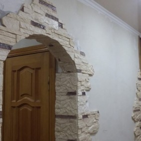 arc de piatră în decorarea fotografiei apartamentului