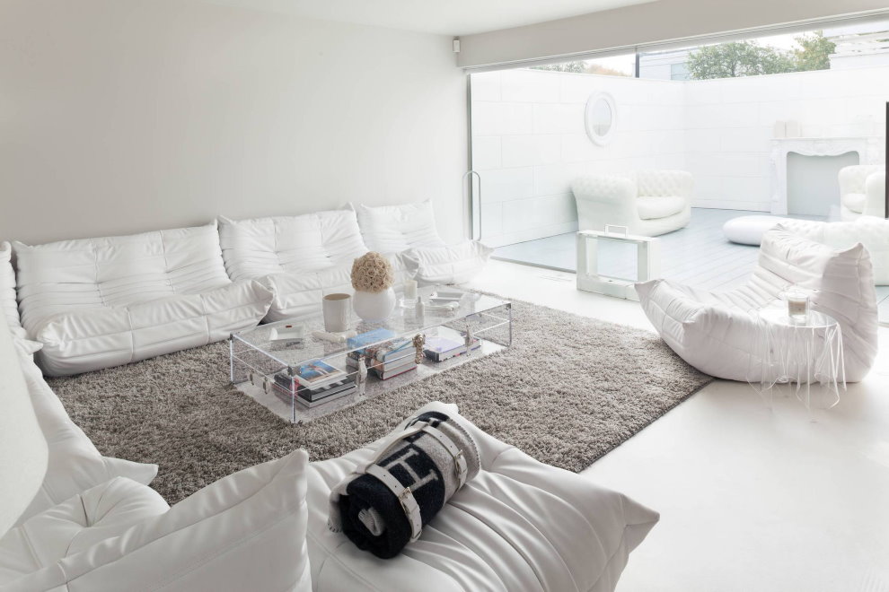 Gray rug in a white room