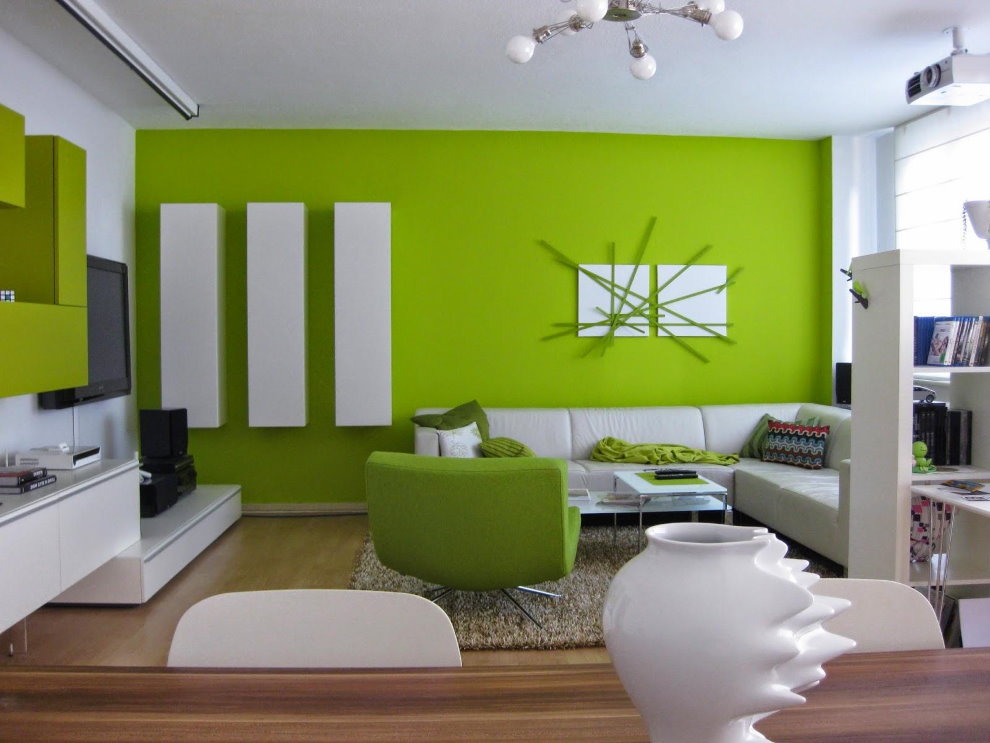 Bijeli ormarići na zelenom zidu dnevne sobe