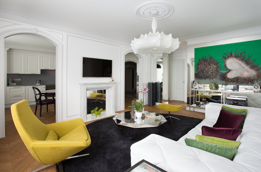 Una butaca groga davant d’un sofà blanc a la sala d’estar