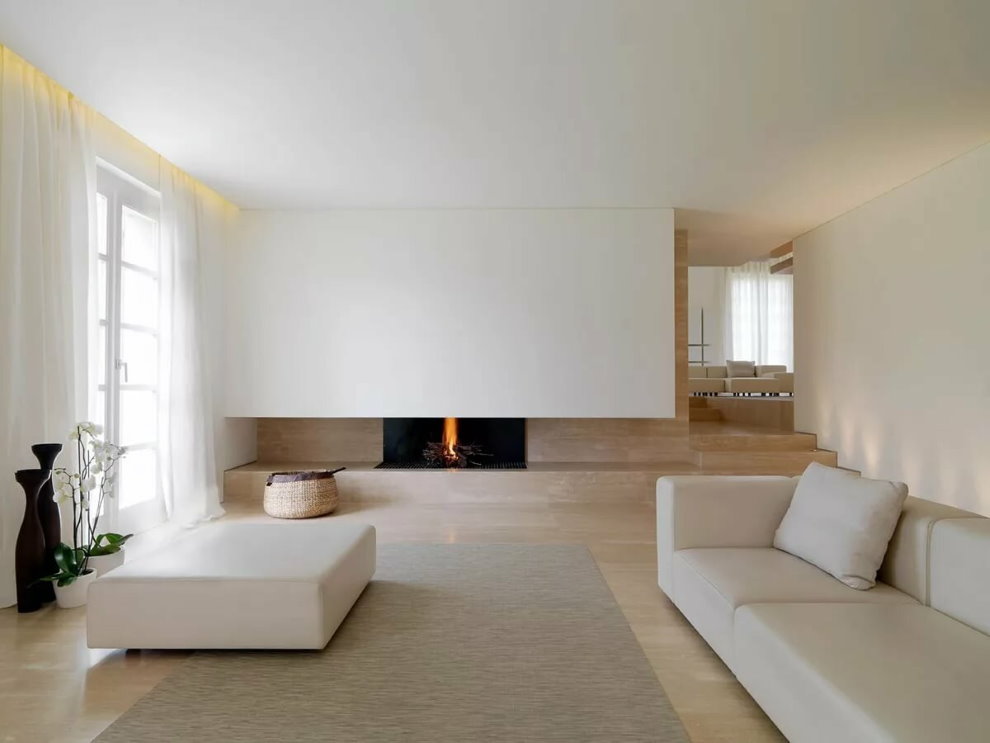 Mobilier alb într-o cameră în stil minimalist.