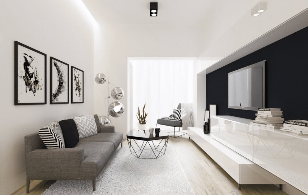 Divano grigio in uno stretto soggiorno con un soffitto bianco