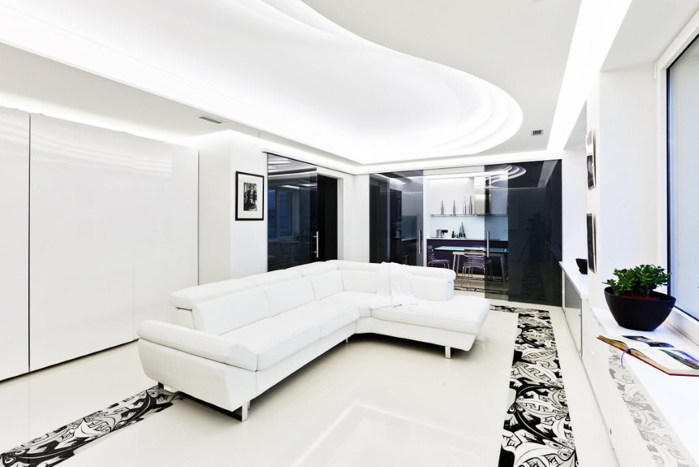 Valkoinen katto korkean teknologian tyylisessä olohuoneessa