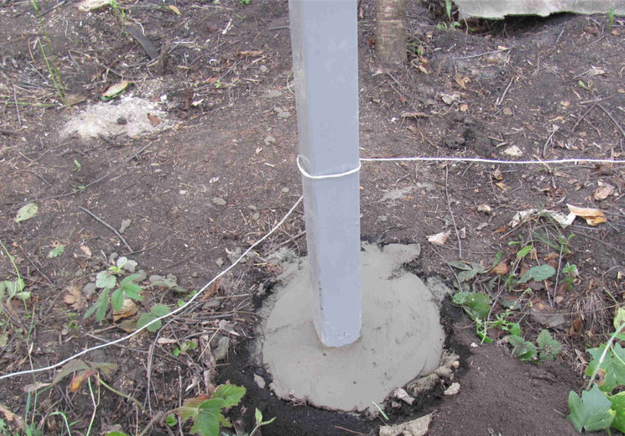 Metāla stabu betonēšana ķēdes posma žogam