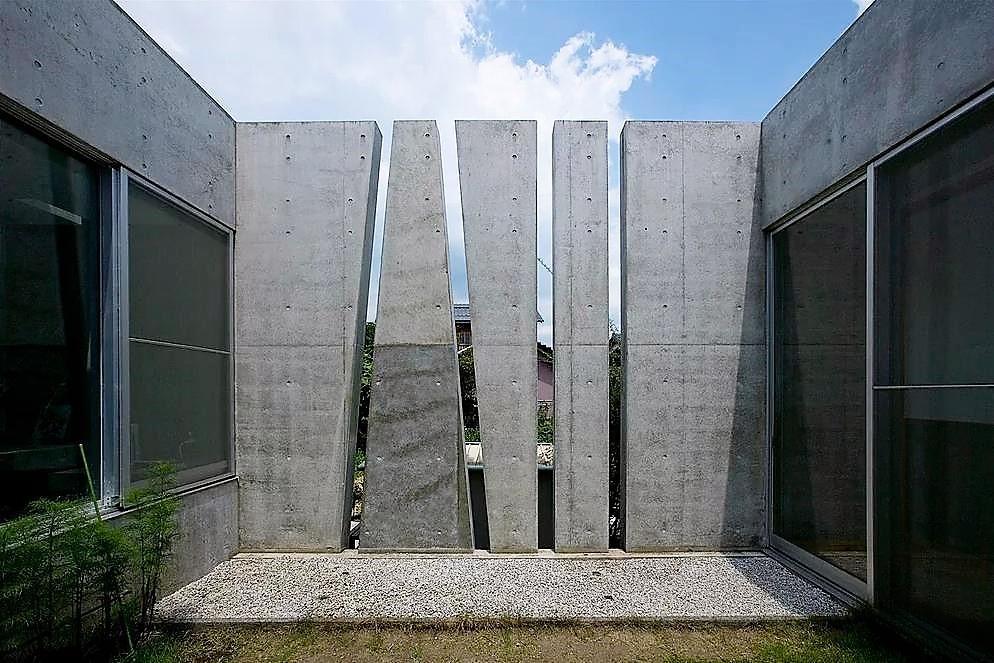 Stele din beton pe un teren de grădină hi-tech