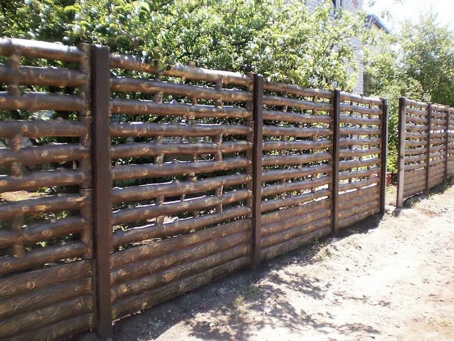 Bela cerca de concreto com imitação de uma cerca de madeira