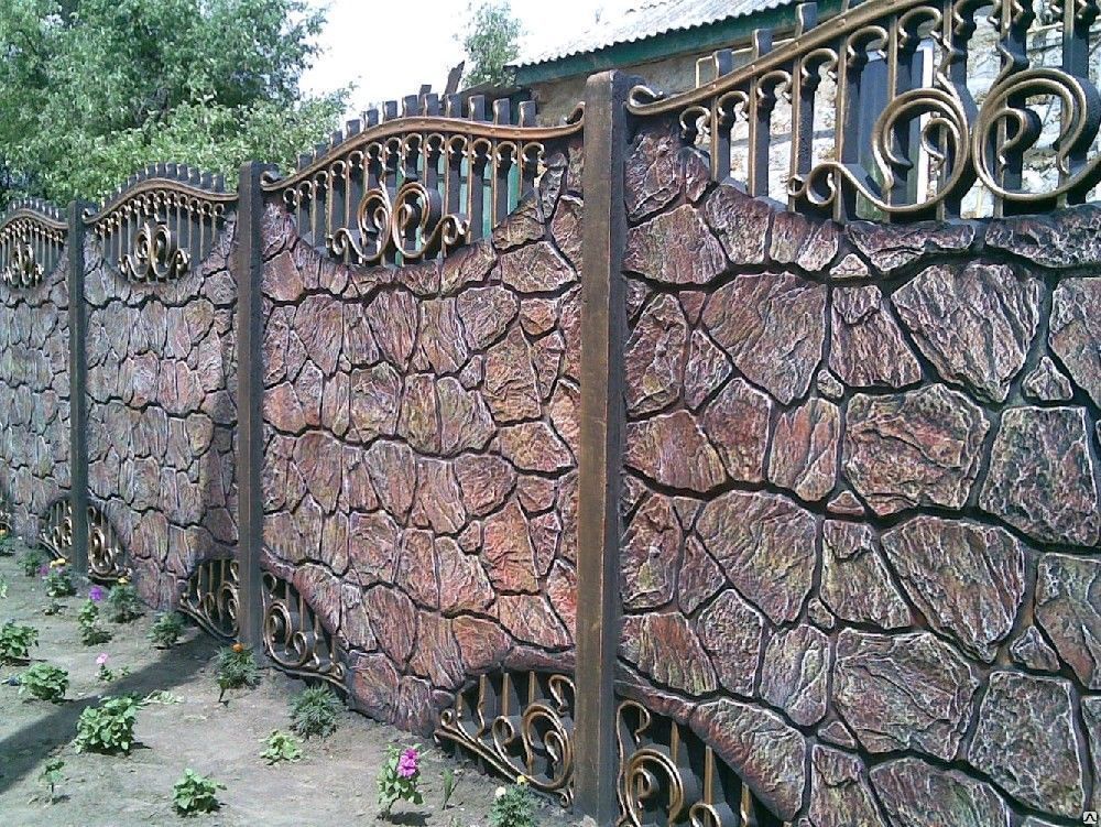 גדר בטון עם אלמנטים מכוסים