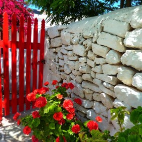بوابة حمراء في سياج حجري