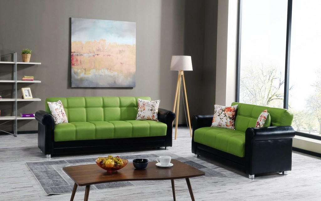 Ghế sofa màu đen và màu xanh lá cây trong một căn phòng với một cửa sổ toàn cảnh