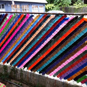 Rede de malha para decoração com fitas coloridas