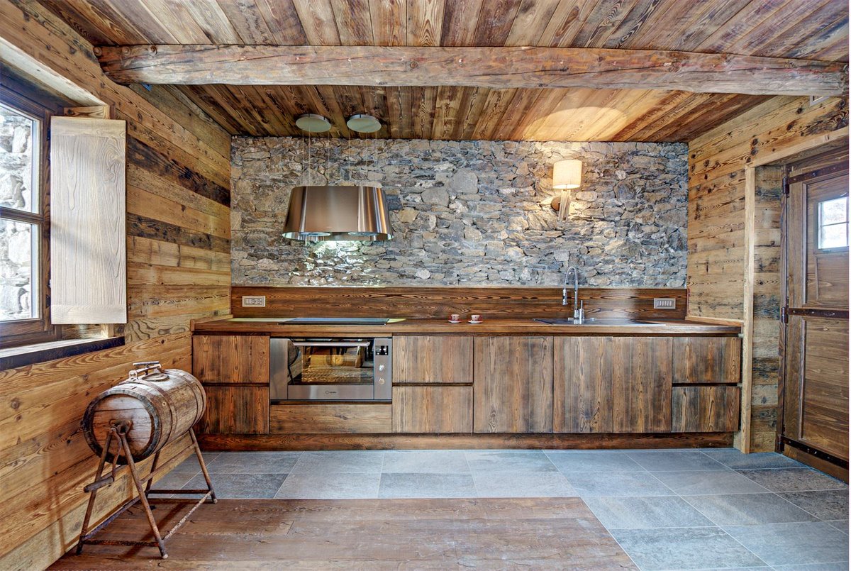 dřevo a kámen v interiéru kuchyně