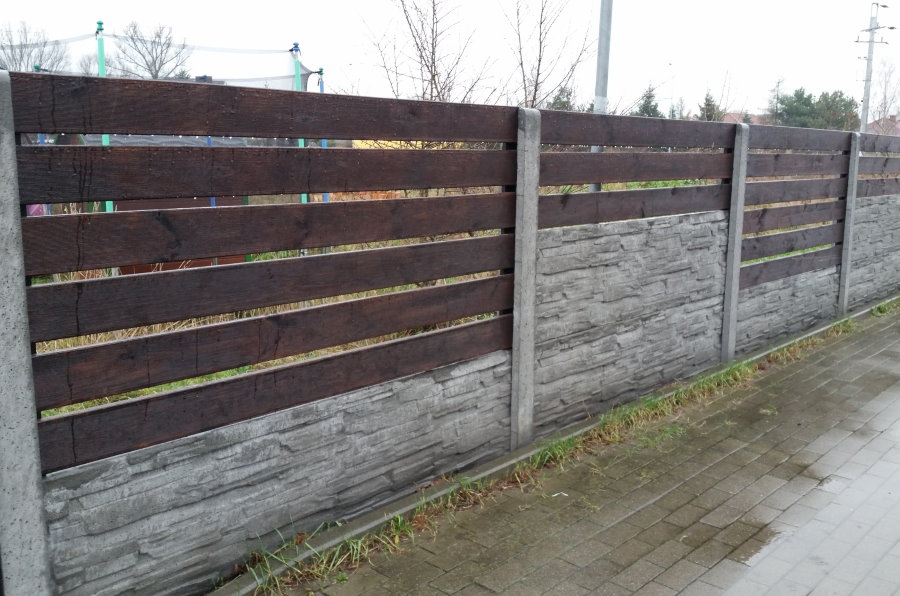 Gard din lemn pe o bază de beton