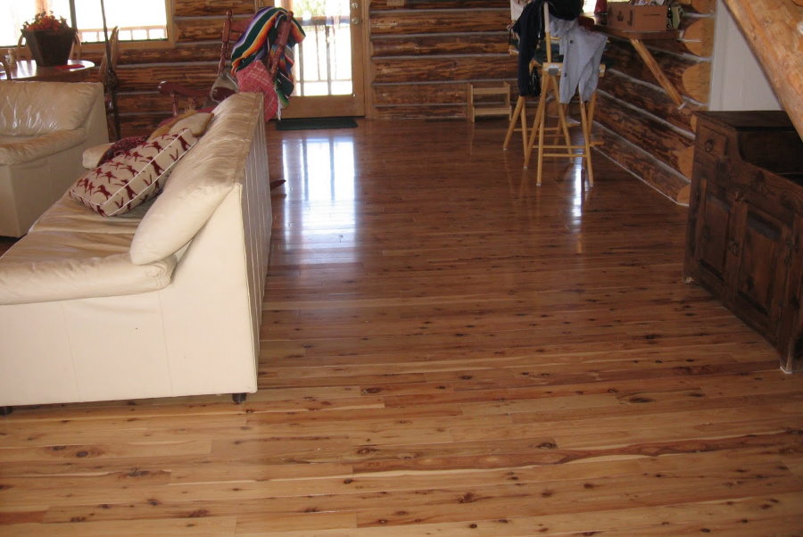Placas lacadas no chão de uma casa de madeira