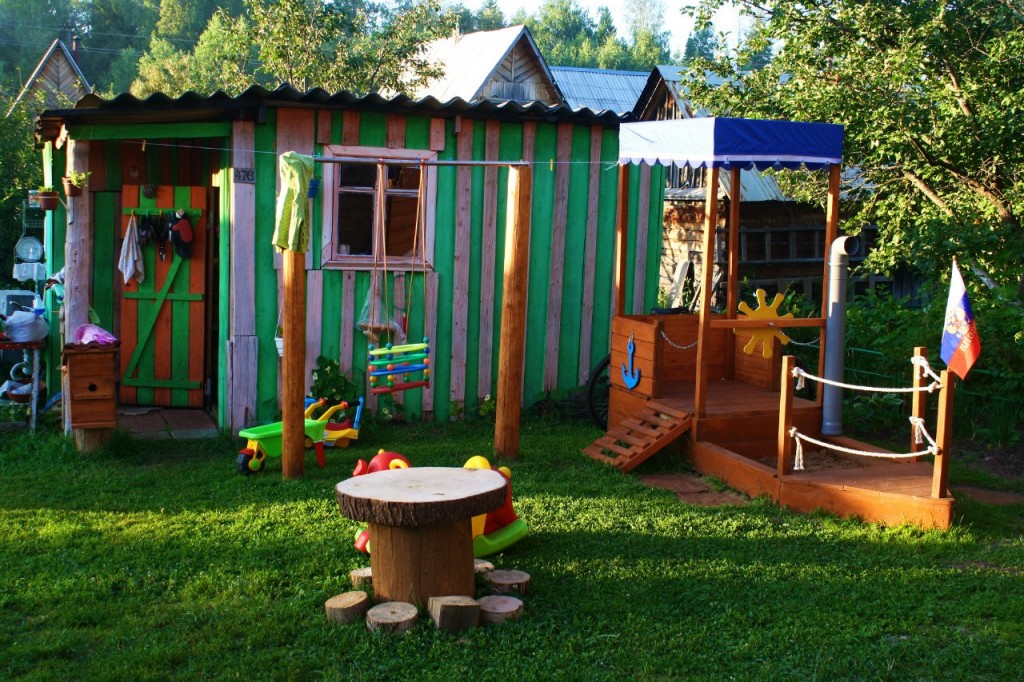 Parque infantil de bricolaje en el país