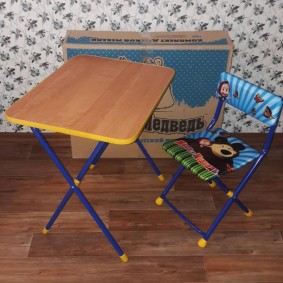 طاولات الأطفال مع صورة ديكور كرسي