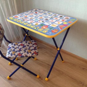 طاولات الأطفال مع تصميم صورة كرسي