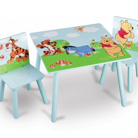 صورة كرسي خشبي للأطفال