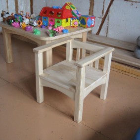 design fotografic pentru scaun din lemn pentru copii